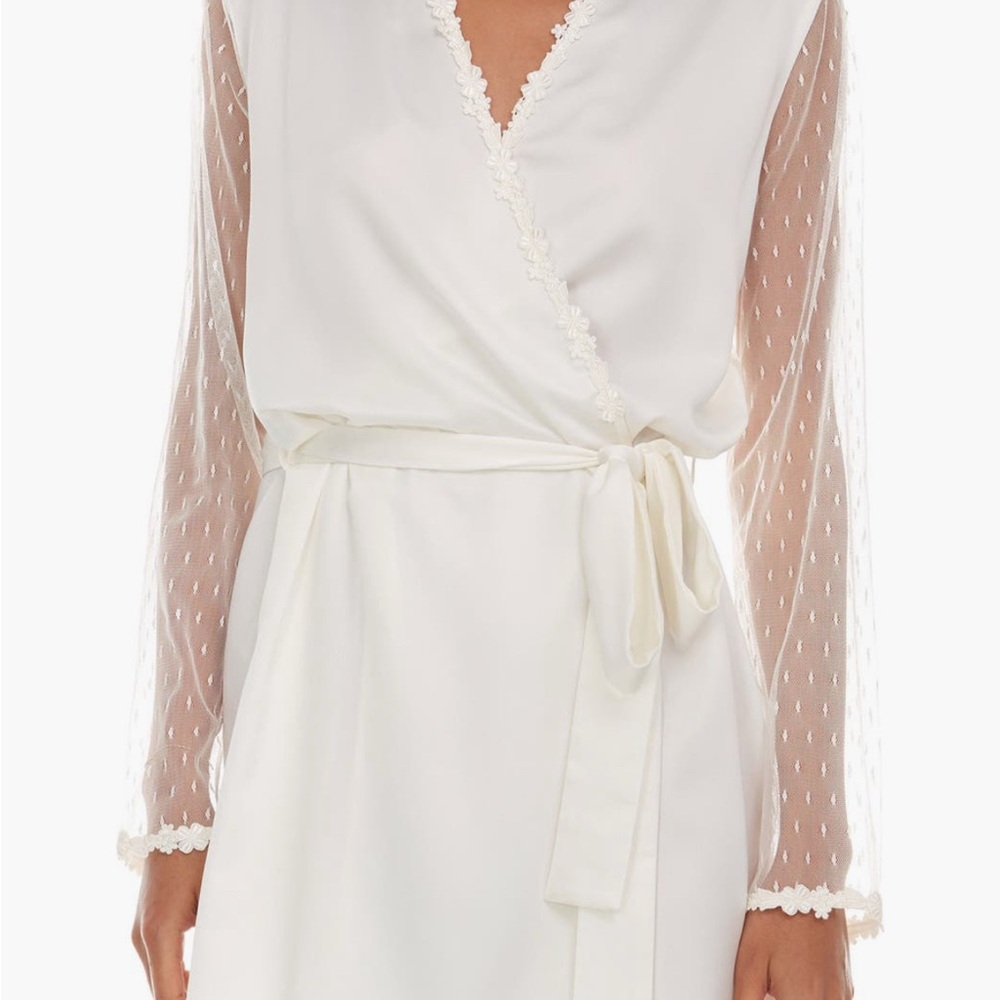 Elegant White Lace Trim Robe
